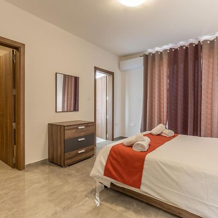 3 Bedroom Apartment - Walking Distance From Airport Gudja Екстериор снимка