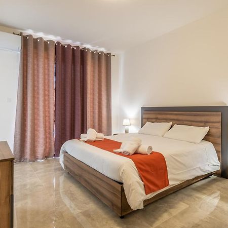 3 Bedroom Apartment - Walking Distance From Airport Gudja Екстериор снимка