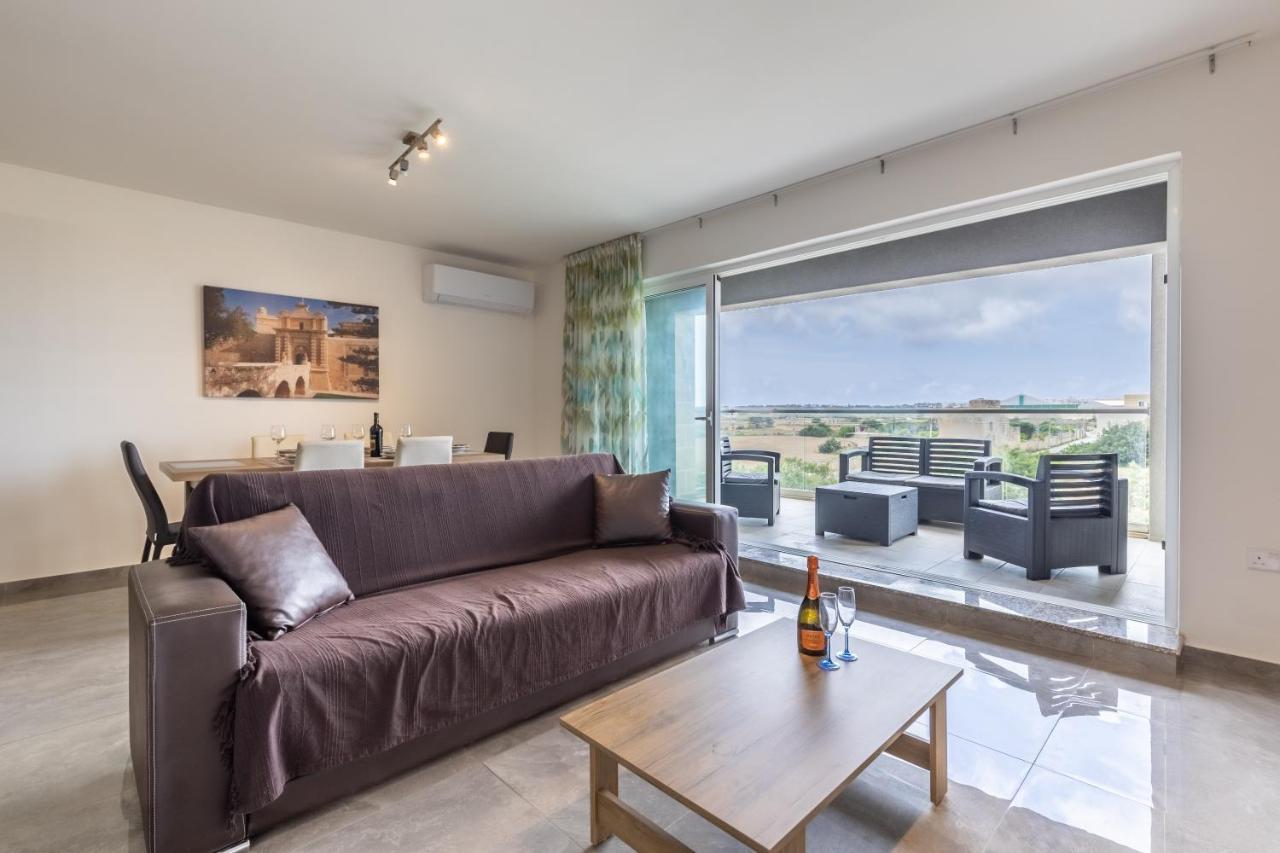 3 Bedroom Apartment - Walking Distance From Airport Gudja Екстериор снимка