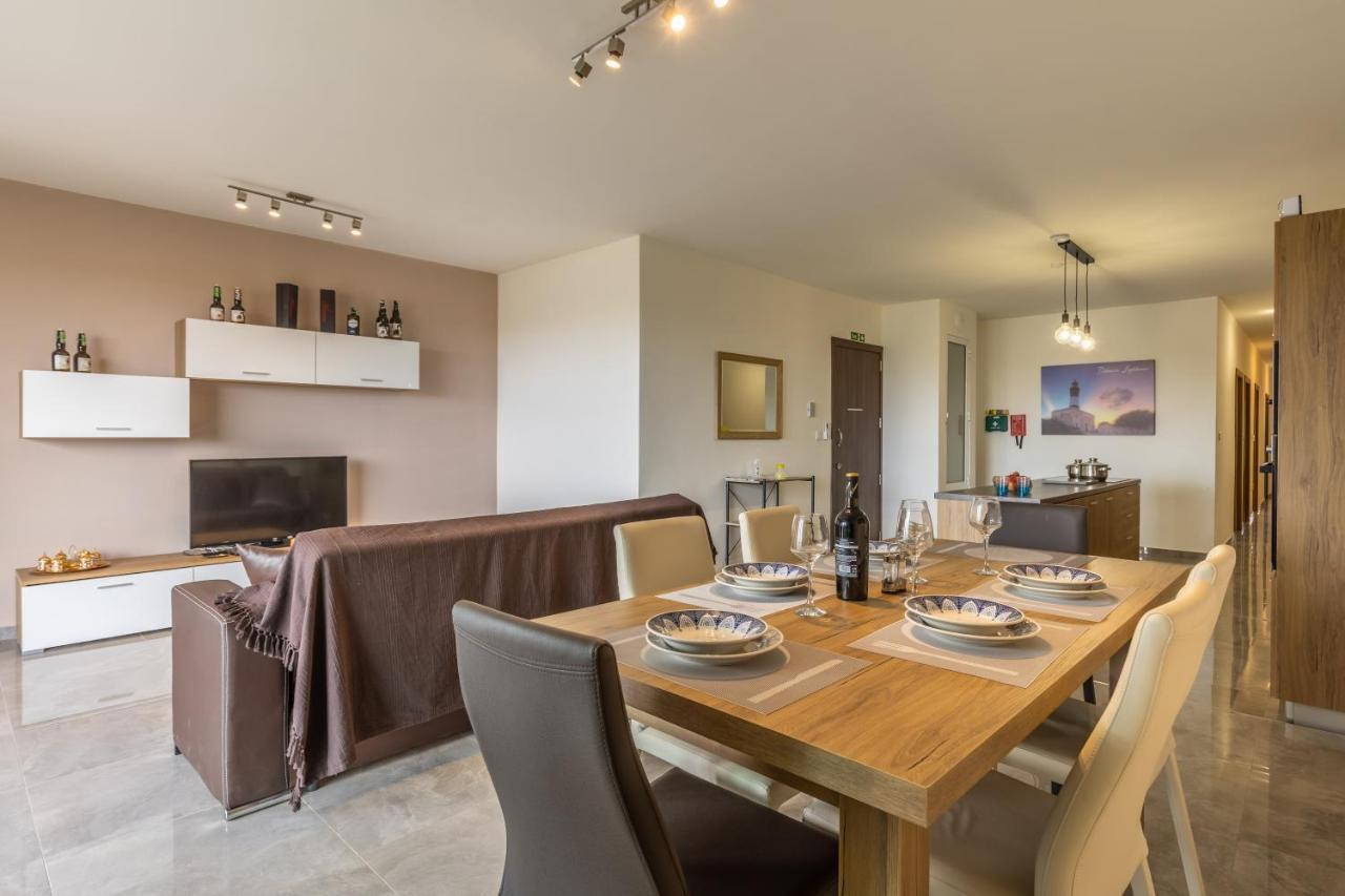 3 Bedroom Apartment - Walking Distance From Airport Gudja Екстериор снимка