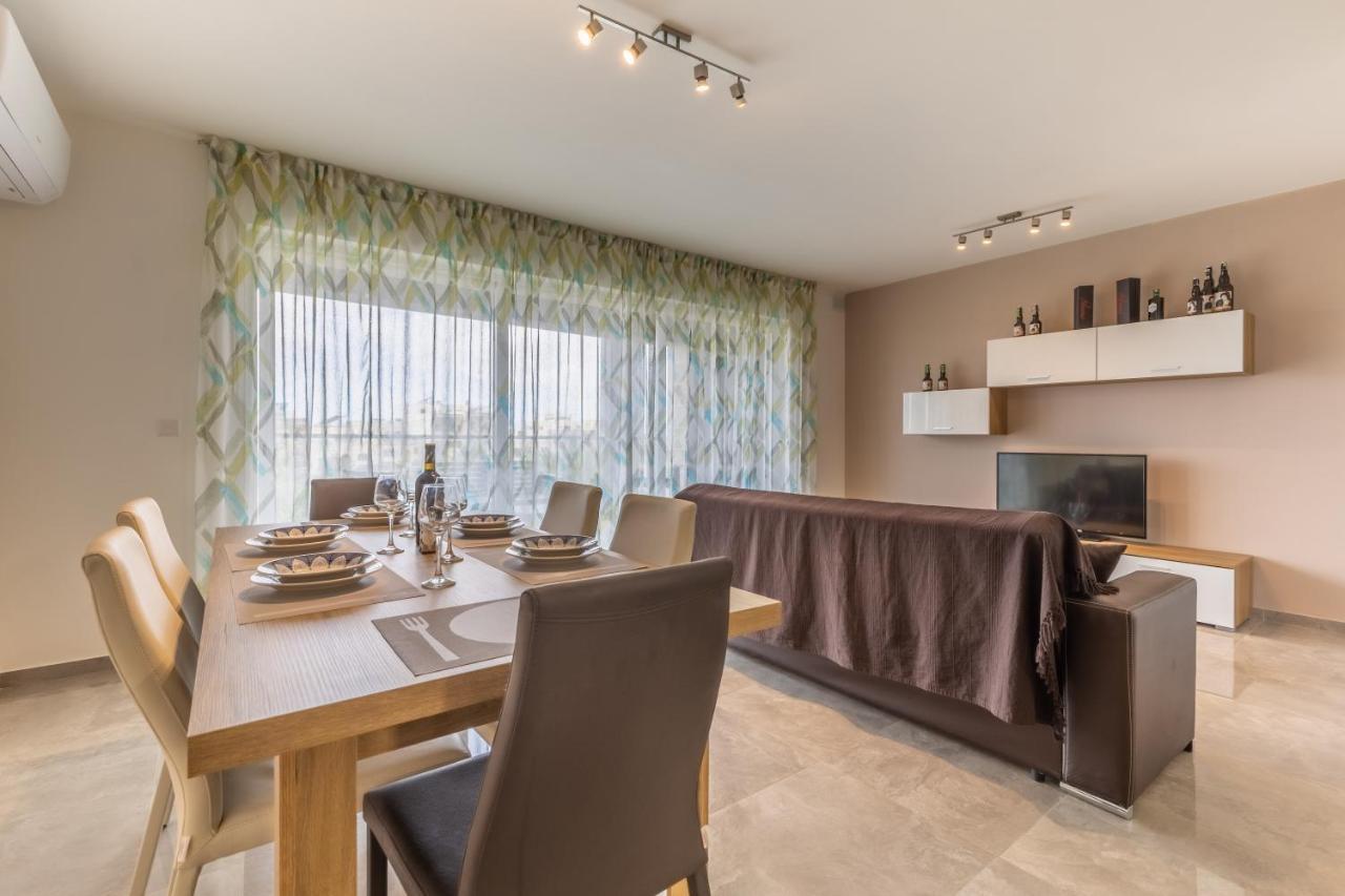 3 Bedroom Apartment - Walking Distance From Airport Gudja Екстериор снимка