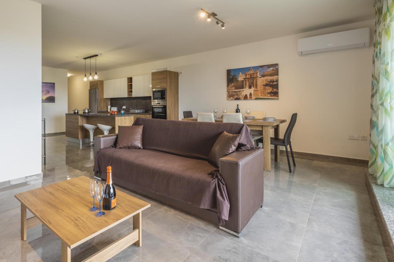 3 Bedroom Apartment - Walking Distance From Airport Gudja Екстериор снимка