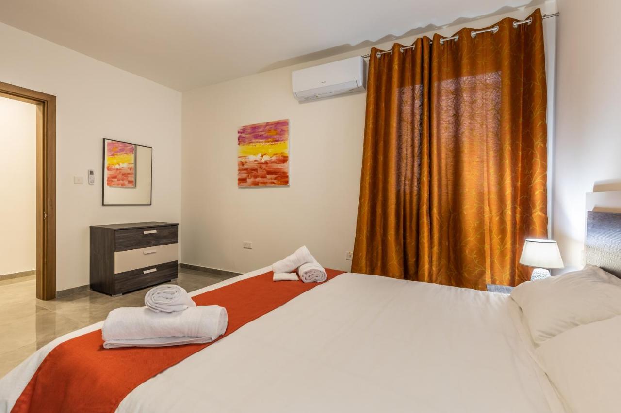 3 Bedroom Apartment - Walking Distance From Airport Gudja Екстериор снимка
