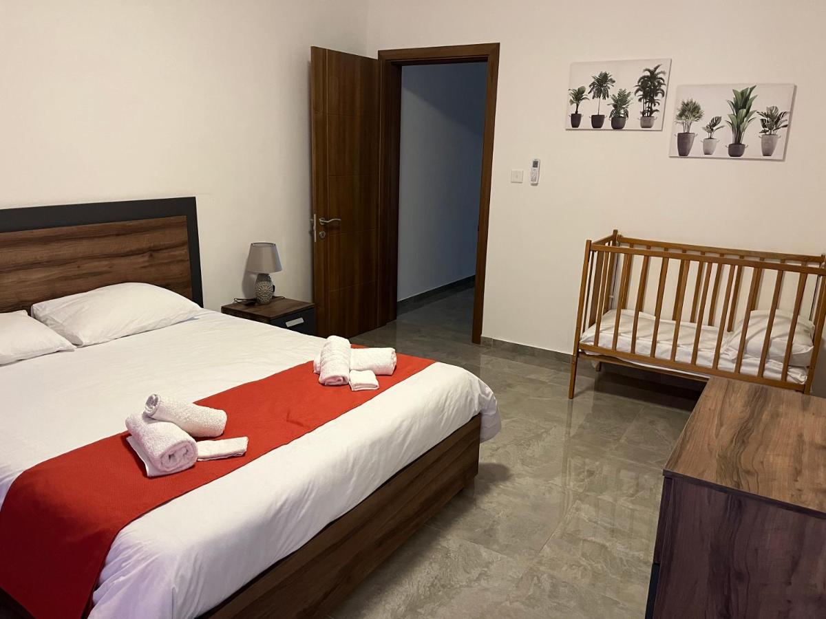 3 Bedroom Apartment - Walking Distance From Airport Gudja Екстериор снимка