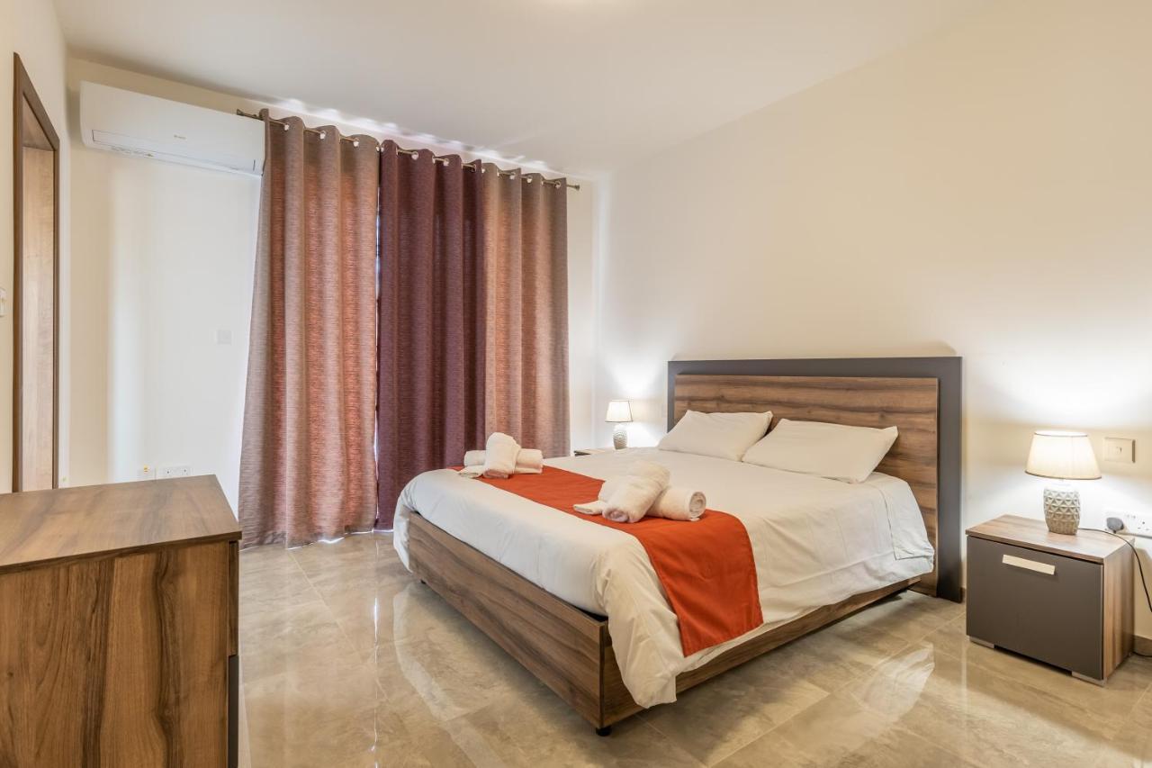3 Bedroom Apartment - Walking Distance From Airport Gudja Екстериор снимка